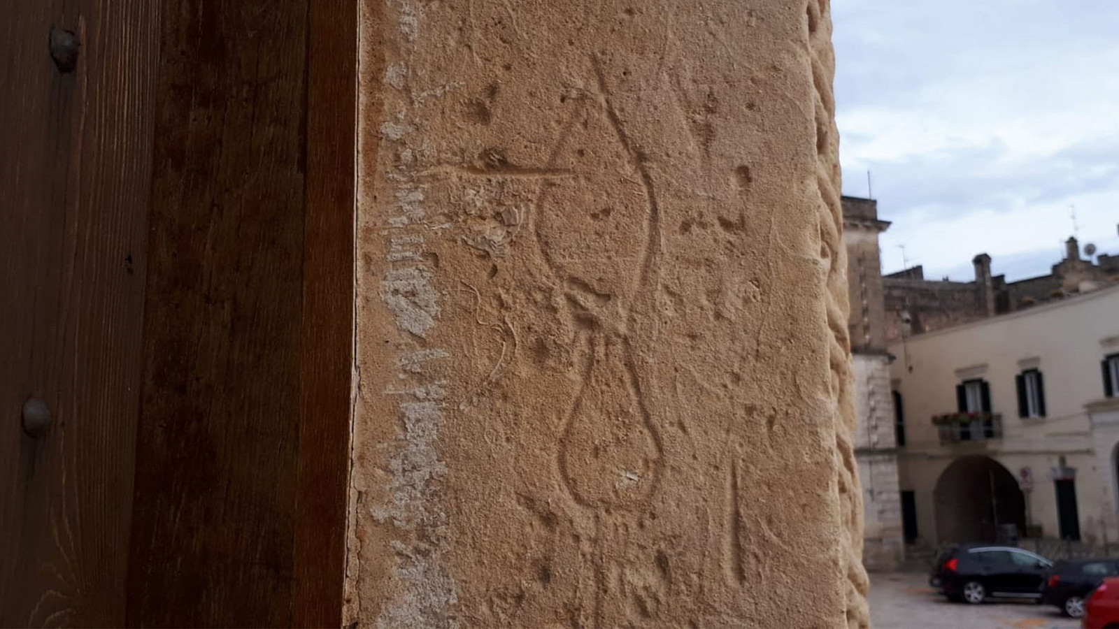 I sandali del pellegrino graffiti a Matera